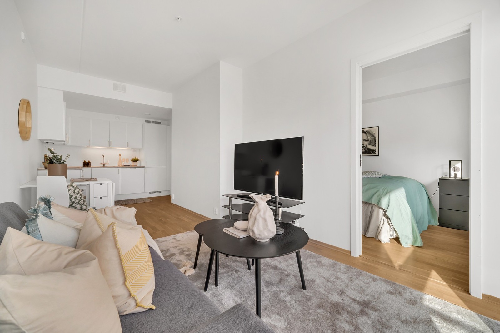 Åpen stue/kjøkkenløsning som er enkel å møblere. Leiligheten leies ut fullt møblert.